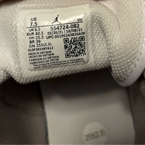 Air Jordan 1 Mid – Iconic Style Meets Court-Ready Comfort - Picture 3 of 5